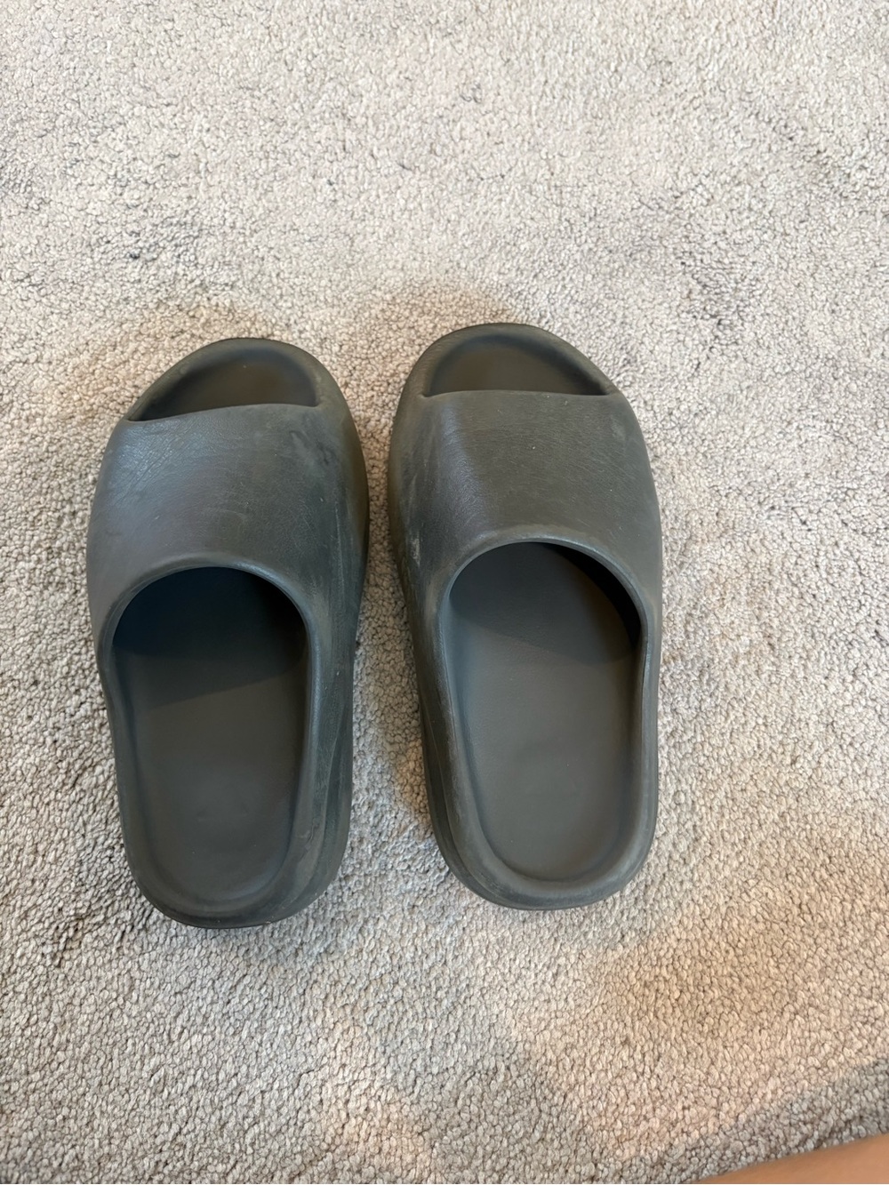 Yeezy Slides size 4